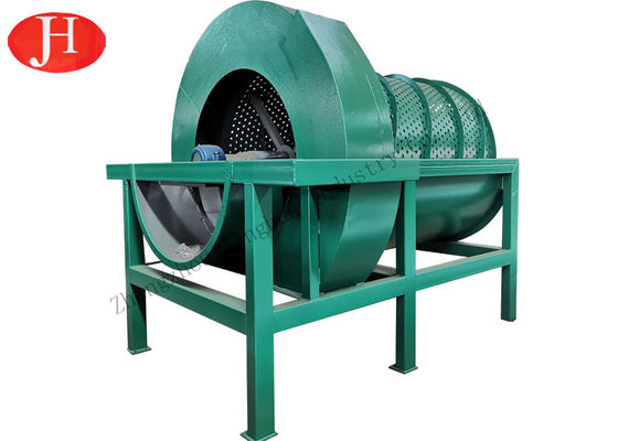 Enlèvement de pierres nettoyant l'équipement de farine de manioc de Desand